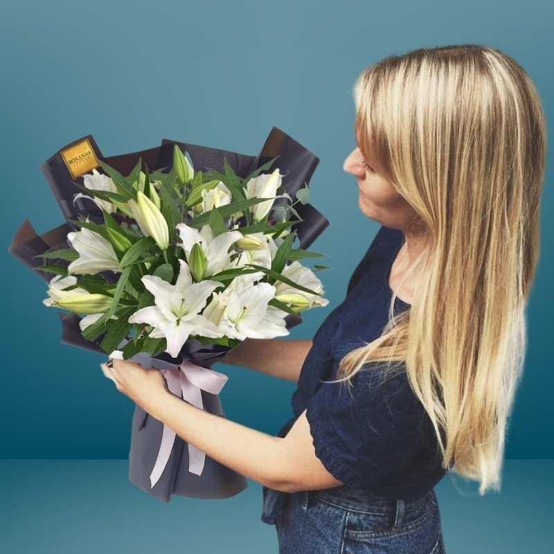 Hand tied flower bouquet delivery London UK